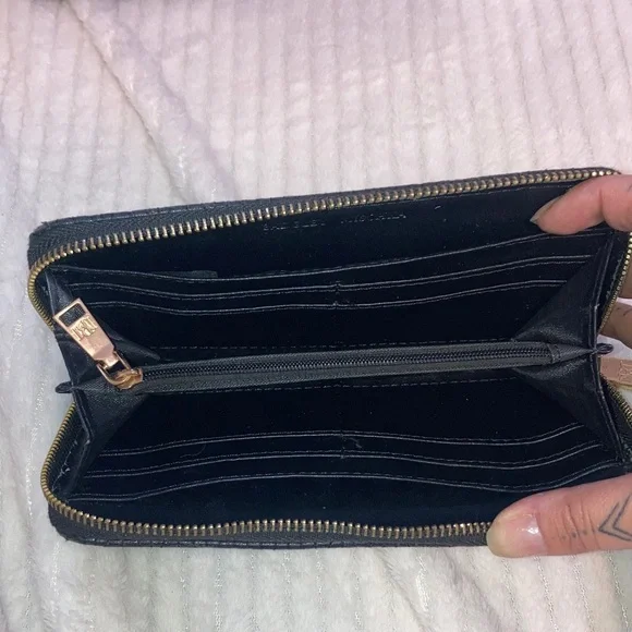 Bagley Mischka mini Elegant Black Quilted Handbag and Wallet Set
🔥NWT🔥 - Picture 3 of 5